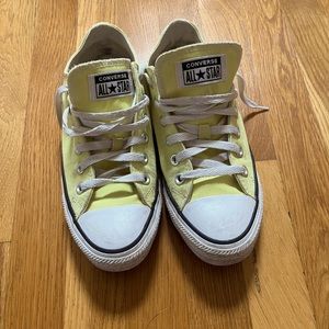 Yellow converse Wmn’s size 8
